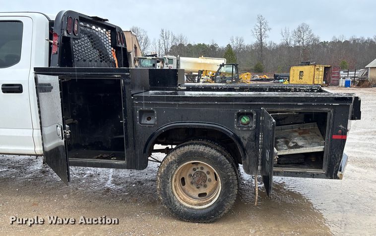 image for item DR2840 2017 Ford F350 Super Duty Crew Cab flatbed pickup truck