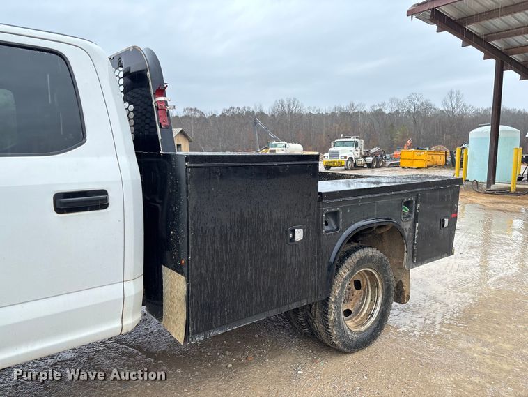 image for item DR2840 2017 Ford F350 Super Duty Crew Cab flatbed pickup truck