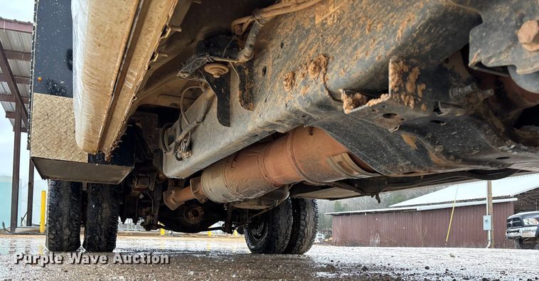 image for item DR2840 2017 Ford F350 Super Duty Crew Cab flatbed pickup truck