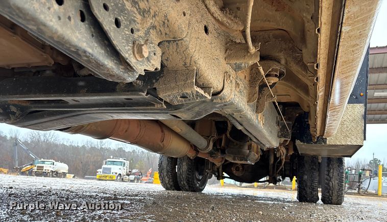 image for item DR2840 2017 Ford F350 Super Duty Crew Cab flatbed pickup truck