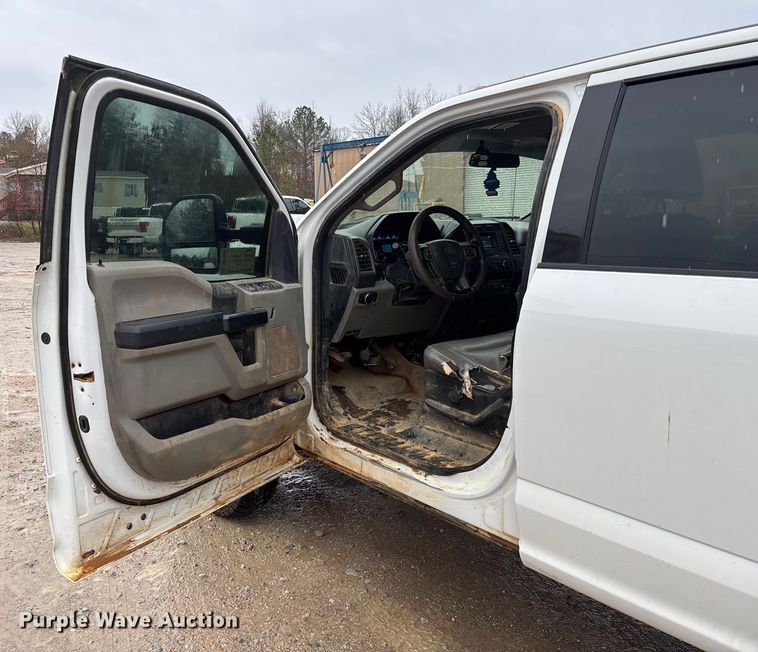 image for item DR2840 2017 Ford F350 Super Duty Crew Cab flatbed pickup truck