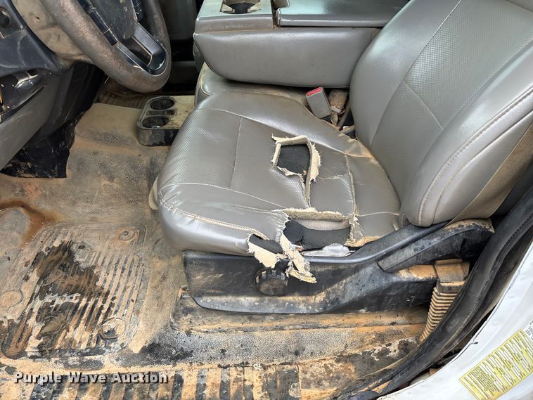 image for item DR2840 2017 Ford F350 Super Duty Crew Cab flatbed pickup truck