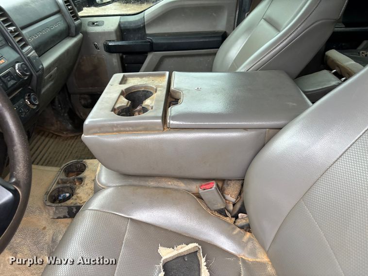 image for item DR2840 2017 Ford F350 Super Duty Crew Cab flatbed pickup truck