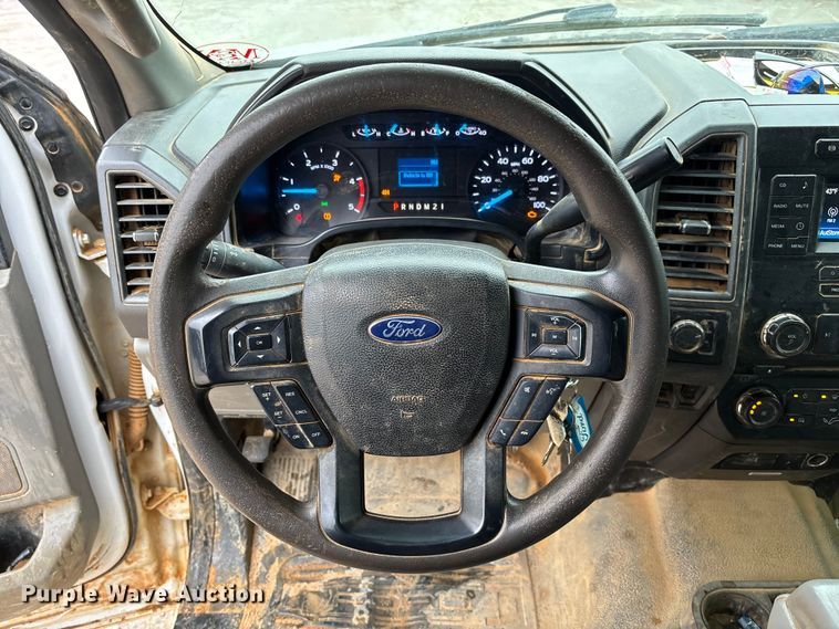 image for item DR2840 2017 Ford F350 Super Duty Crew Cab flatbed pickup truck