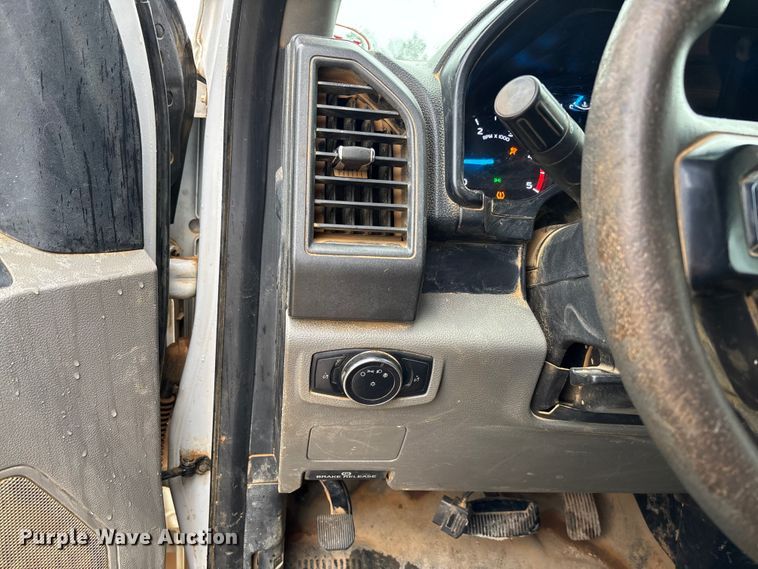 image for item DR2840 2017 Ford F350 Super Duty Crew Cab flatbed pickup truck