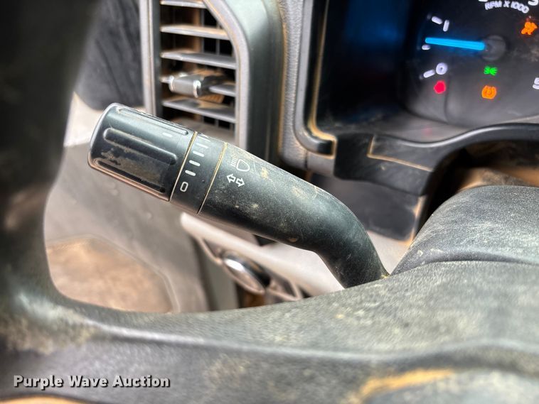 image for item DR2840 2017 Ford F350 Super Duty Crew Cab flatbed pickup truck