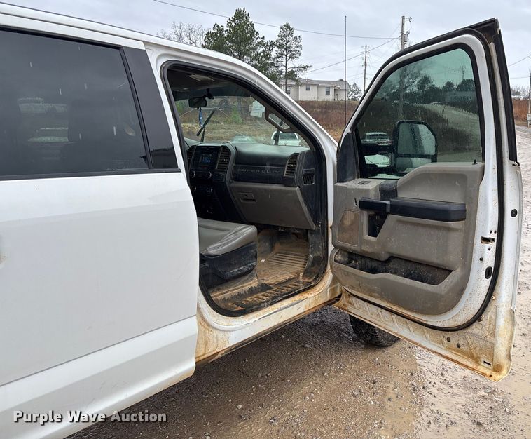 image for item DR2840 2017 Ford F350 Super Duty Crew Cab flatbed pickup truck