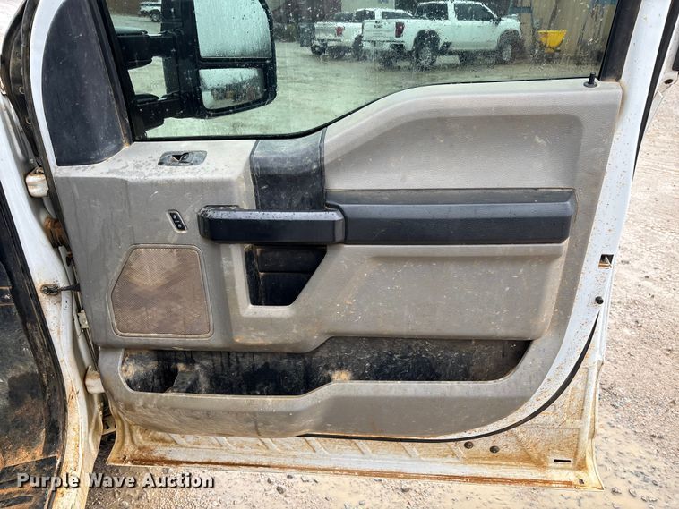 image for item DR2840 2017 Ford F350 Super Duty Crew Cab flatbed pickup truck