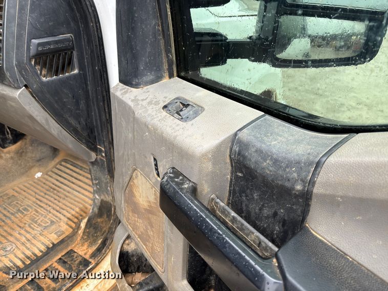 image for item DR2840 2017 Ford F350 Super Duty Crew Cab flatbed pickup truck