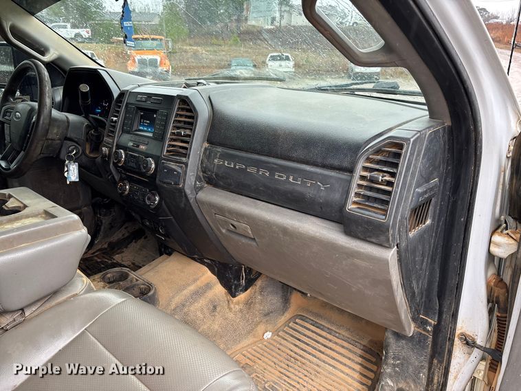 image for item DR2840 2017 Ford F350 Super Duty Crew Cab flatbed pickup truck