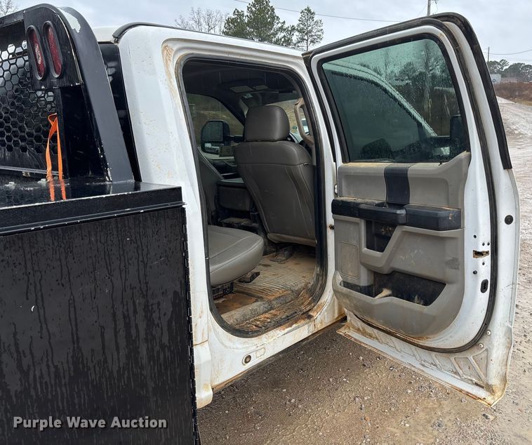 image for item DR2840 2017 Ford F350 Super Duty Crew Cab flatbed pickup truck