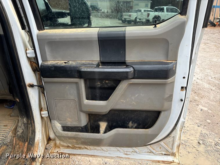 image for item DR2840 2017 Ford F350 Super Duty Crew Cab flatbed pickup truck