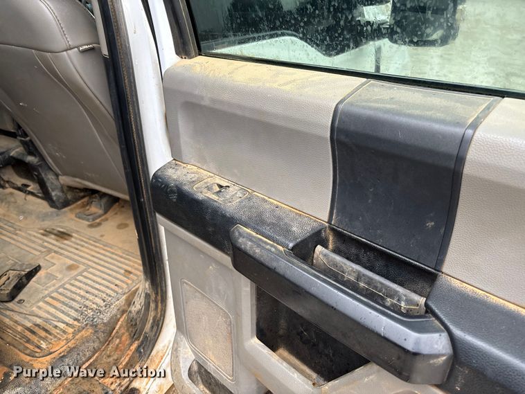 image for item DR2840 2017 Ford F350 Super Duty Crew Cab flatbed pickup truck