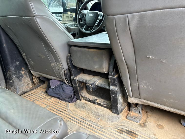 image for item DR2840 2017 Ford F350 Super Duty Crew Cab flatbed pickup truck