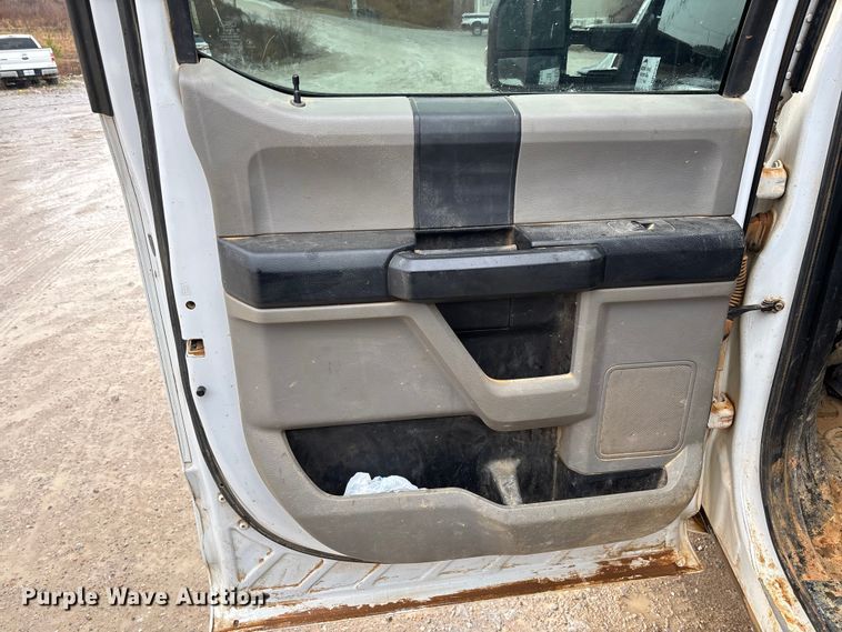 image for item DR2840 2017 Ford F350 Super Duty Crew Cab flatbed pickup truck