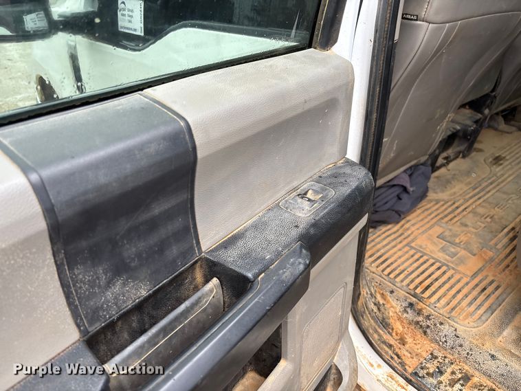 image for item DR2840 2017 Ford F350 Super Duty Crew Cab flatbed pickup truck