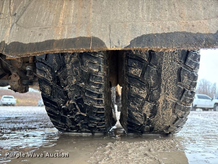 image for item DR2840 2017 Ford F350 Super Duty Crew Cab flatbed pickup truck