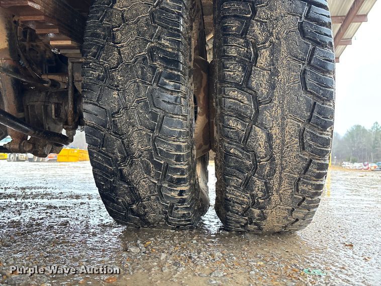 image for item DR2840 2017 Ford F350 Super Duty Crew Cab flatbed pickup truck