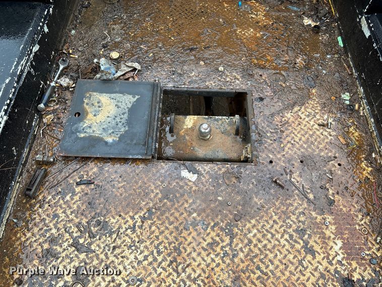 image for item DR2840 2017 Ford F350 Super Duty Crew Cab flatbed pickup truck