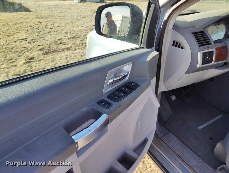 image for item DT0842 2008 Chrysler Town&Country van