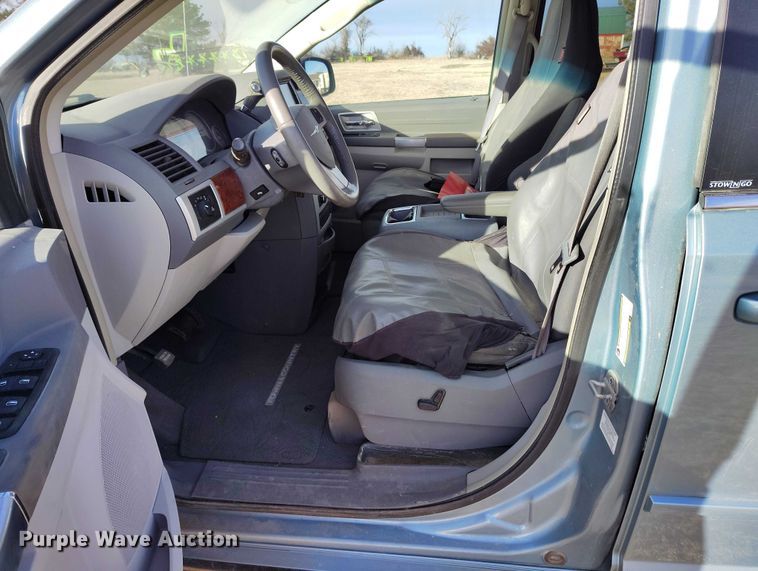 image for item DT0842 2008 Chrysler Town&Country van