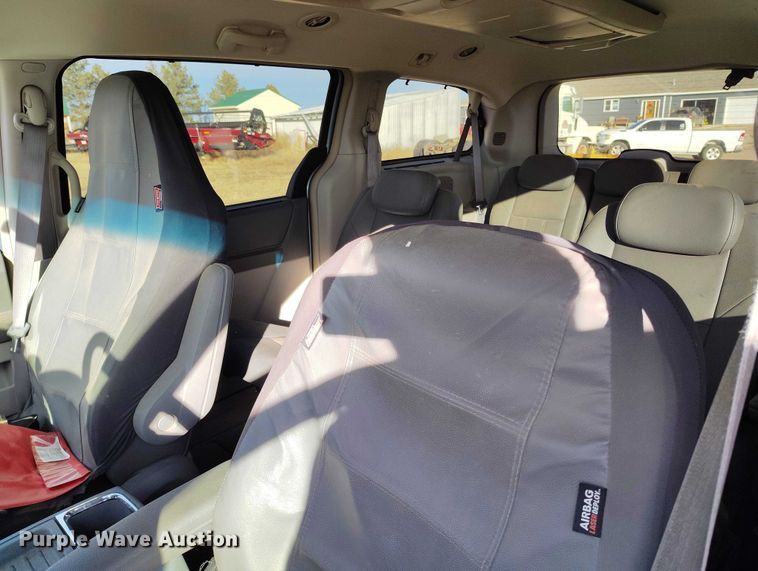 image for item DT0842 2008 Chrysler Town&Country van