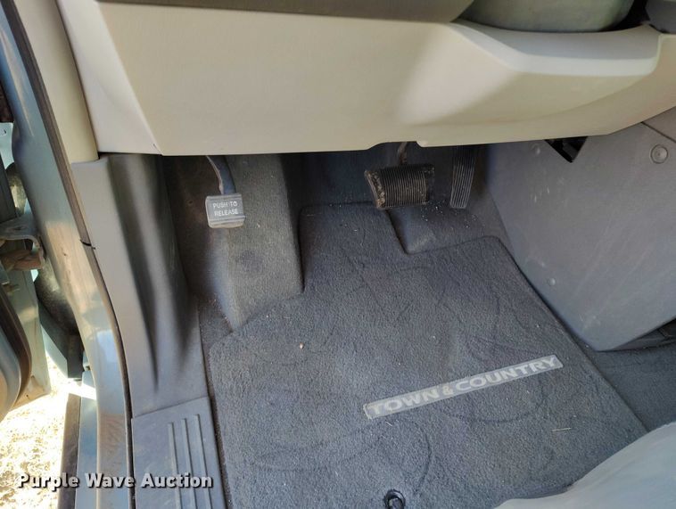 image for item DT0842 2008 Chrysler Town&Country van