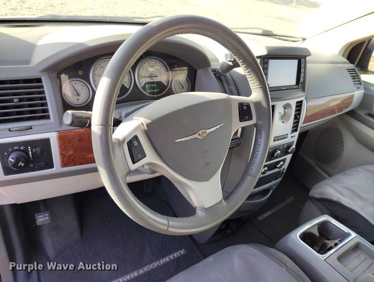 image for item DT0842 2008 Chrysler Town&Country van