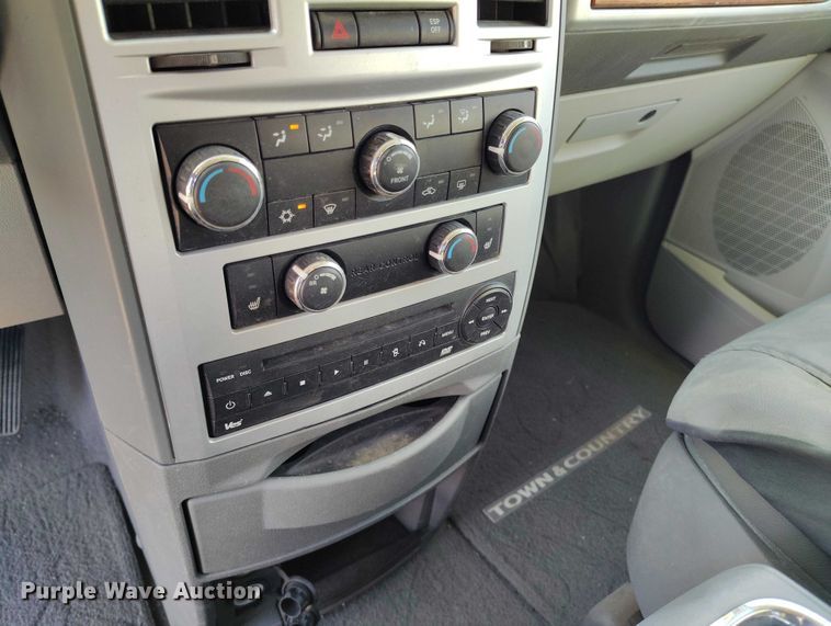 image for item DT0842 2008 Chrysler Town&Country van