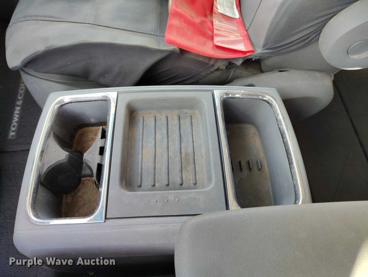 image for item DT0842 2008 Chrysler Town&Country van