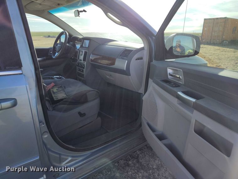 image for item DT0842 2008 Chrysler Town&Country van