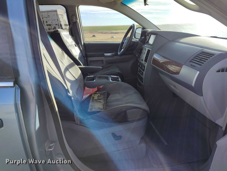 image for item DT0842 2008 Chrysler Town&Country van