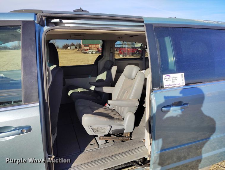 image for item DT0842 2008 Chrysler Town&Country van