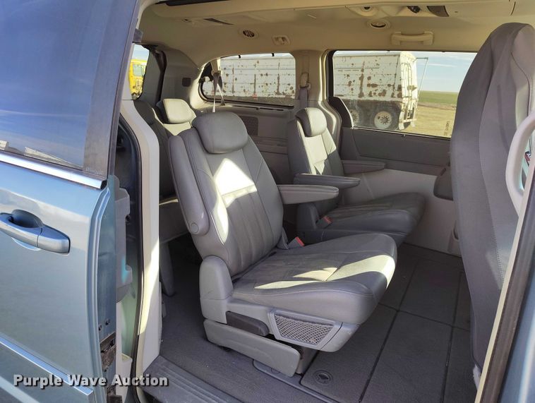 image for item DT0842 2008 Chrysler Town&Country van