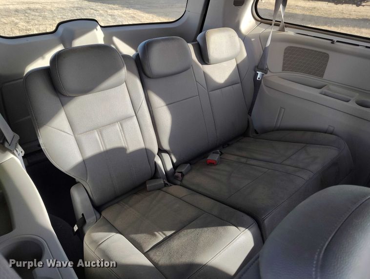 image for item DT0842 2008 Chrysler Town&Country van