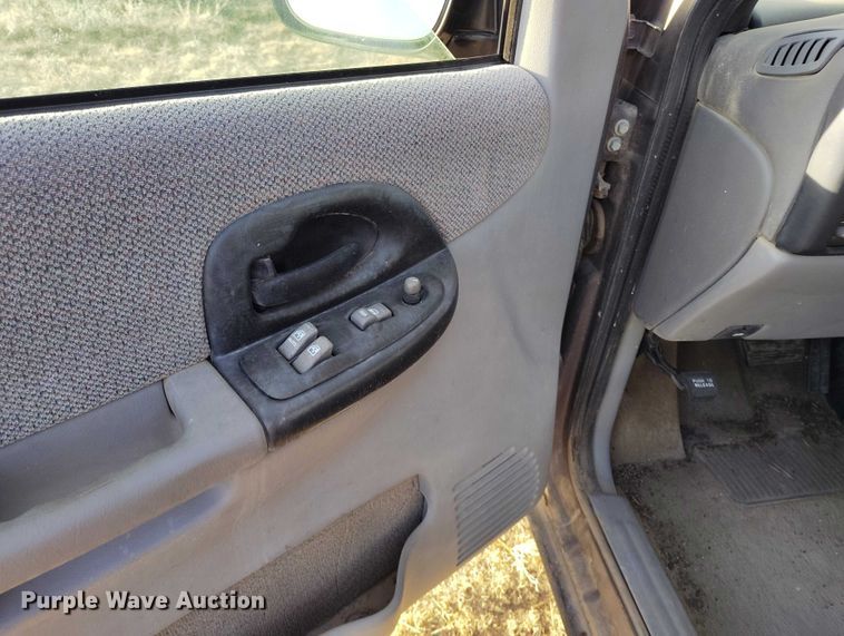 image for item DT0843 2000 Pontiac Montana van