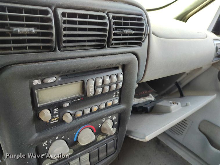 image for item DT0843 2000 Pontiac Montana van