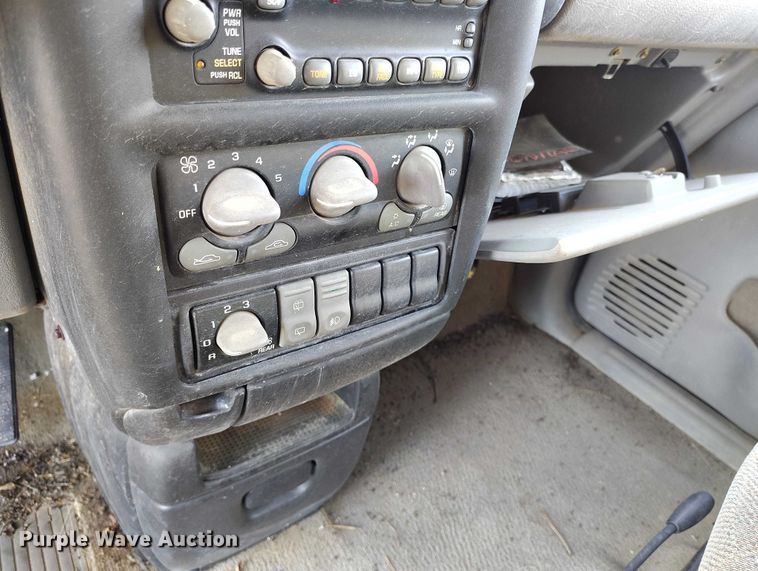 image for item DT0843 2000 Pontiac Montana van