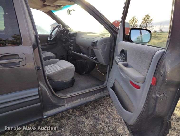 image for item DT0843 2000 Pontiac Montana van