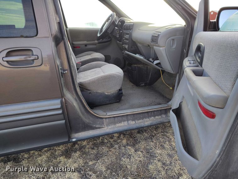 image for item DT0843 2000 Pontiac Montana van