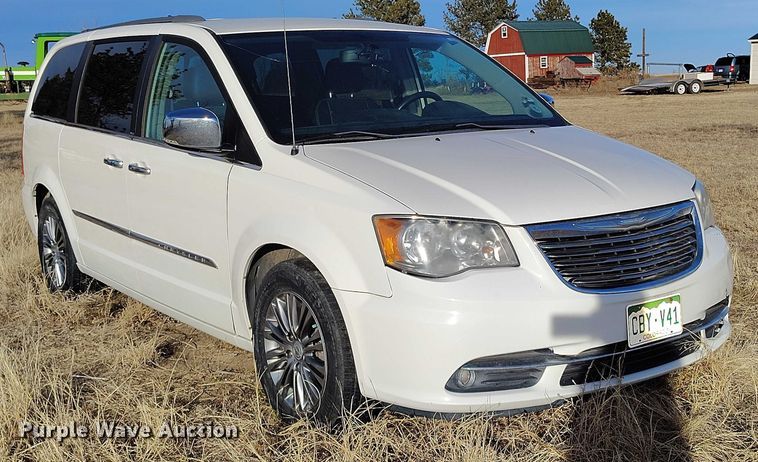 image for item DT0844 2013 Chrysler Town&Country van