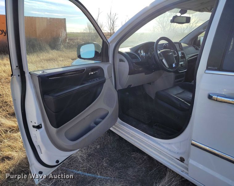 image for item DT0844 2013 Chrysler Town&Country van