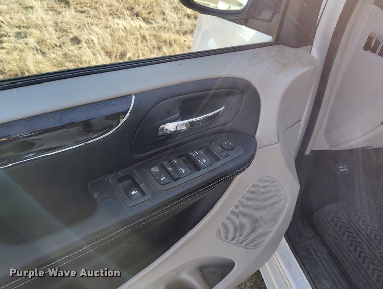 image for item DT0844 2013 Chrysler Town&Country van