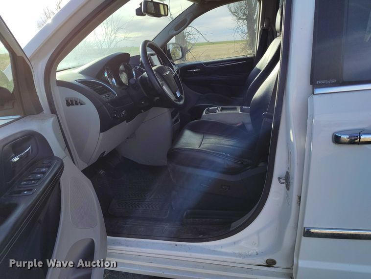 image for item DT0844 2013 Chrysler Town&Country van