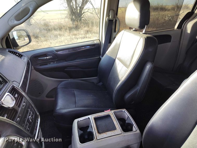 image for item DT0844 2013 Chrysler Town&Country van