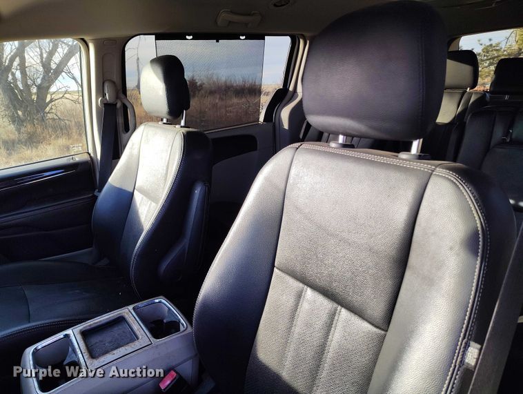 image for item DT0844 2013 Chrysler Town&Country van