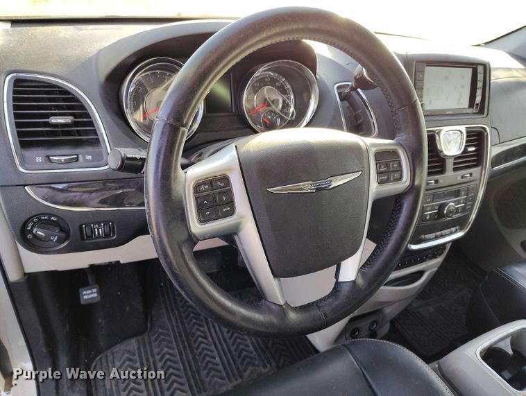 image for item DT0844 2013 Chrysler Town&Country van