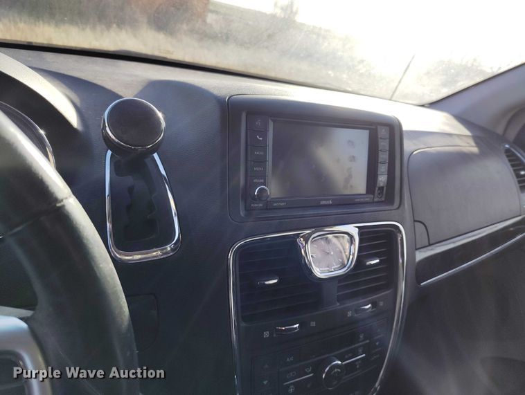 image for item DT0844 2013 Chrysler Town&Country van