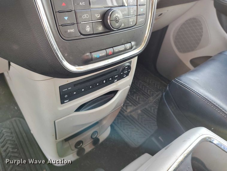 image for item DT0844 2013 Chrysler Town&Country van