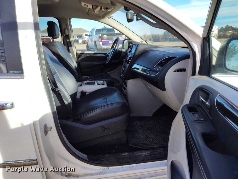 image for item DT0844 2013 Chrysler Town&Country van